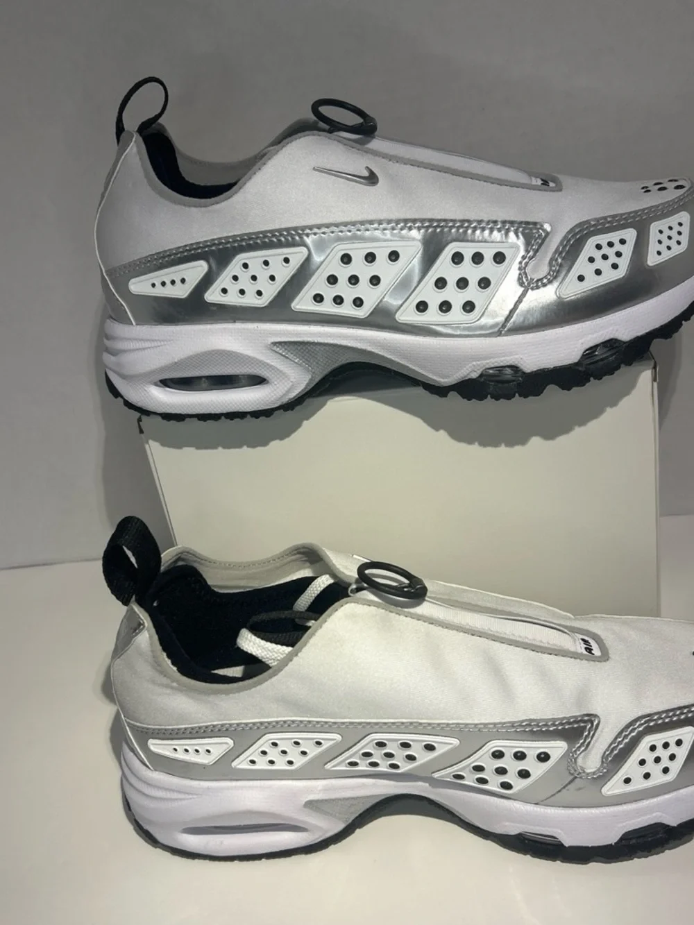 Nike Air Max Sunder Women’s size 7 sneakers in white & silver NEW